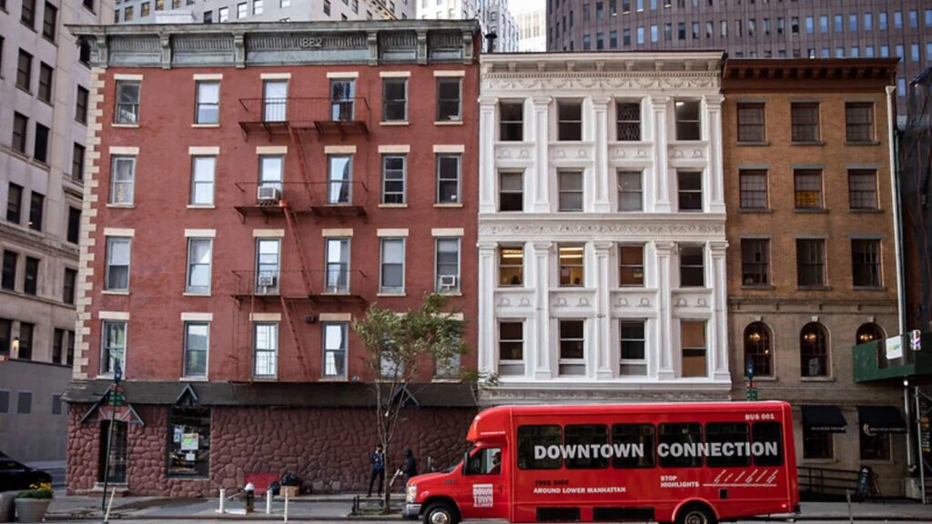 Did you know there’s a free bus service that takes you across 33 top sights in downtown Manhattan daily?